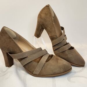Journee Collection Loren Tan Tsupe Suede Mary Jane Pump Size 7.5